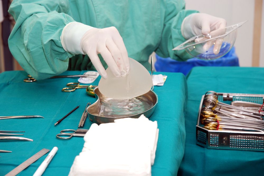 extracción implante mamario