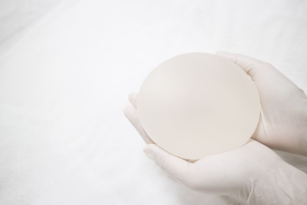 Implante mamario utilizado en cirugía de senos