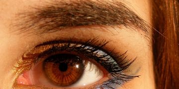 Levanta tus cejas con un lifting temporal