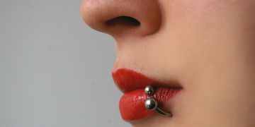 Cómo eliminar las huellas de un piercing