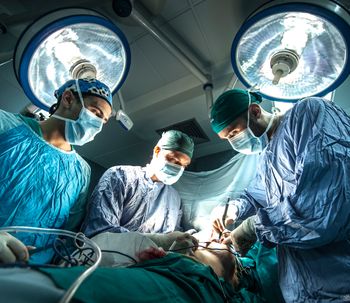 Cirugía estética con anestesia local y sedación: recuperación rápida, menos dolor