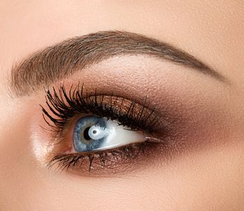 Cejas más pobladas con los microinjertos
