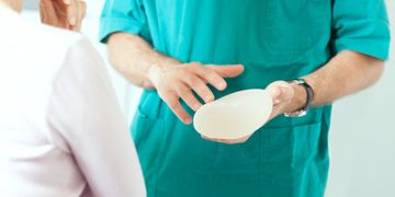 Algunas superficies de implantes mamarios podrían dar más complicaciones que otras
