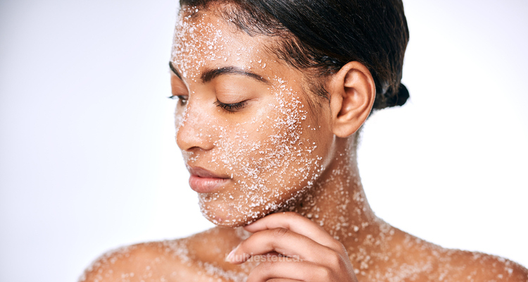 El arte de exfoliar la piel: ¿químicos o naturales?