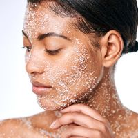 El arte de exfoliar la piel: ¿químicos o naturales?