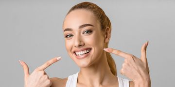 Beneficios y riesgos del blanqueamiento dental en casa