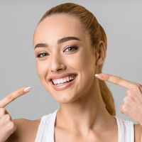 Beneficios y riesgos del blanqueamiento dental en casa