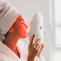 Terapia con luz LED: beneficios reales y tratamientos que la incluyen