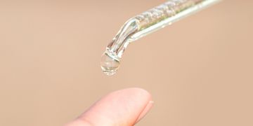 Inductores de colágeno en rostro, cuello y manos: ¿funcionan igual en todas las zonas?