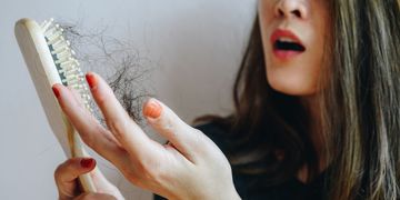 Caída estacional del cabello y alopecia: comprendiendo tu melena para cuidarla mejor Caída estacional del cabello y alopecia: comprendiendo tu melena para cuidarla mejor