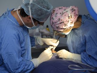 El Doctor Solesio practicando una rinoplastia