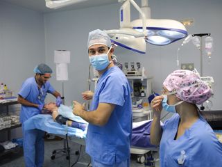 En quirófano preparando a una paciente