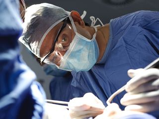 Detalle del Doctor Solesio en quirófano
