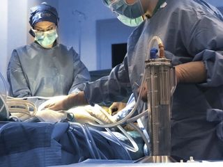 La Doctora Ana Martínez Padilla practicando un lipofilling