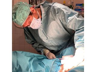 Dr Mike Dewever en quirófano