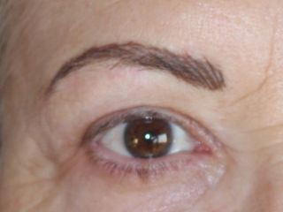 Después del tratamiento de micropigmentación en cejas canosas , efectos 