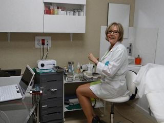Dra. Margarita Cáliz Carmona preparándose para realizar un tratamiento. 