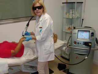 Dra. Margarita Cáliz Carmona, realizando tratamiento láser