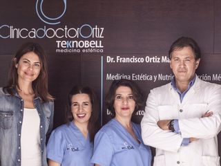 Doctor Ortiz con su equipo