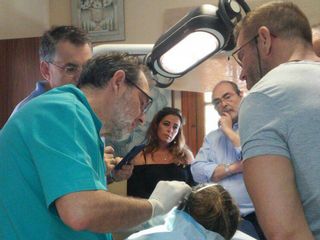 Dr. Prieto durante la demostración en un curso de hilos tensores.jpg