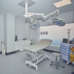 Quirófano hospitalario propio de Capilar Madrid.