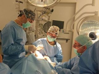 Salvador Riba, Meritxell Riba y Rodrigo Velasco durante intervención de Aumento de Pechos