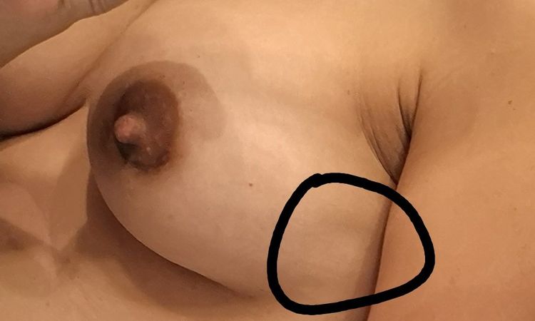 Hoyuelo en el pecho - 5744