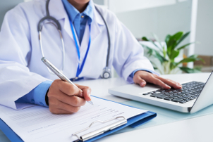 Es crucial elegir a un cirujano plástico certificado y con experiencia en este tipo de procedimientos