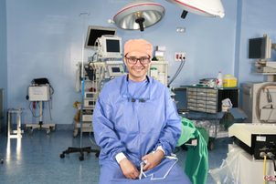 Cirujano especialista en aumento de pómulos