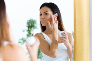 Evita los productos agresivos o exfoliantes en tu rutina facial