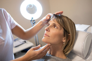 El especialista realiza un análisis de las condiciones de la piel