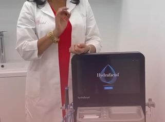 La piel acneica requiere un cuidado especial. Y eso también incluye hidratarla. 💧